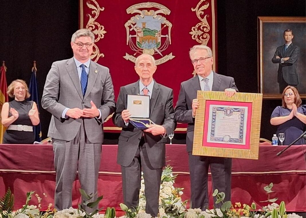 bodegas-delgado-recibe-la-medalla-de-oro-de-puente-genil-en-su-150-aniversario