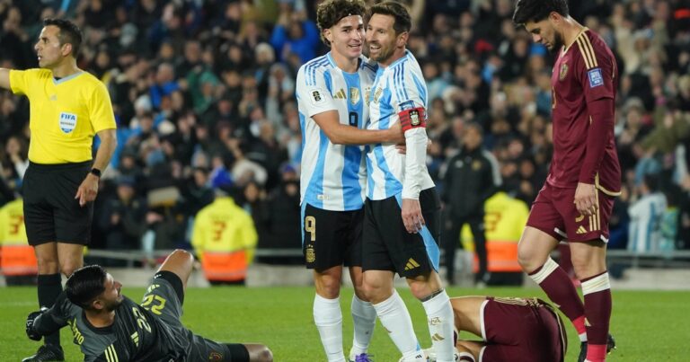 Un golazo de ’10’ de Lionel Messi en Argentina vs Venezuela para hacer estallar el Monumental: del pase quirúrgico de Paredes a la asistencia de Julián Álvarez