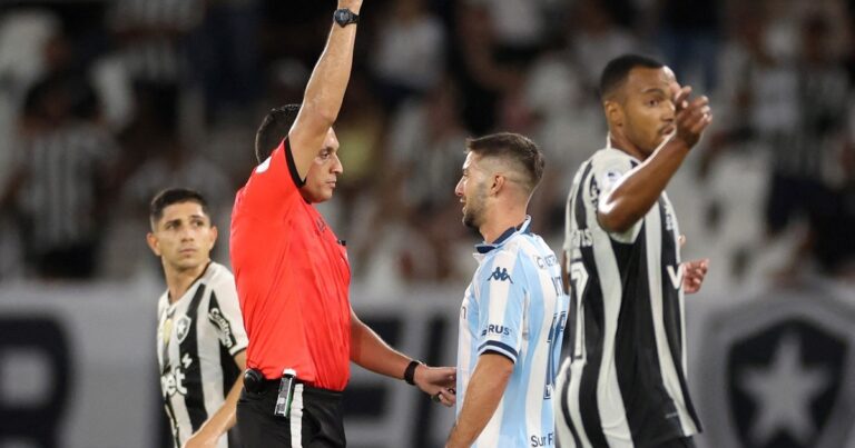 Árbitros para cuartos de final de la Libertadores: dos conocidos con los argentinos