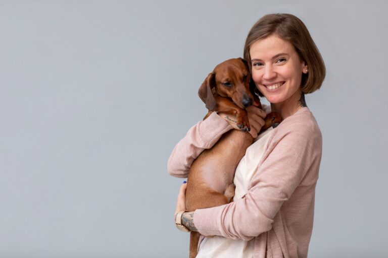 Qué significa hablarle a las mascotas como si fueran humanos, según la psicología