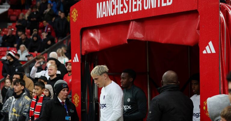 La ofensiva canción que los hinchas del Manchester United le dedicaron a Garnacho : «Quién es ese imbécil argentino?»