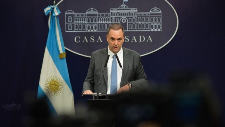 En Casa Rosada evalúan la salida de Manuel Adorni