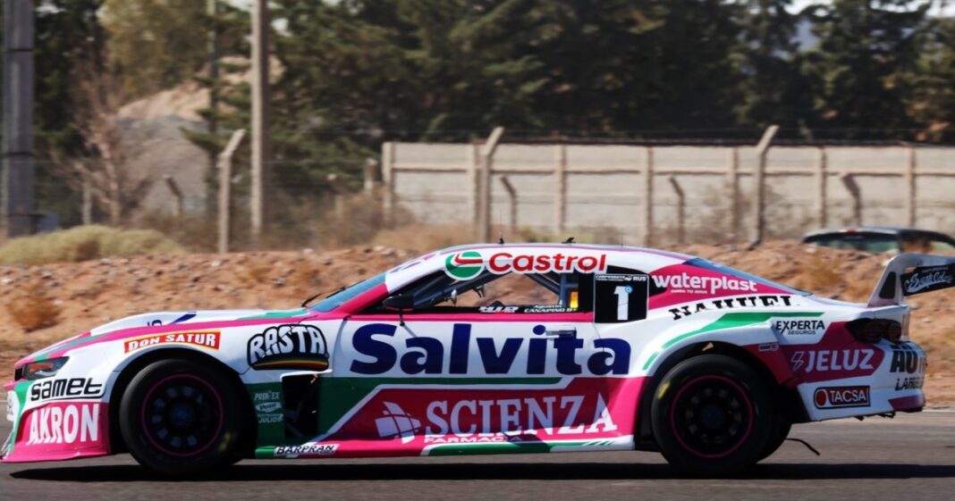 Agustín Canapino celebra su victoria en el podio del Turismo Carretera en el circuito de Neuquén.