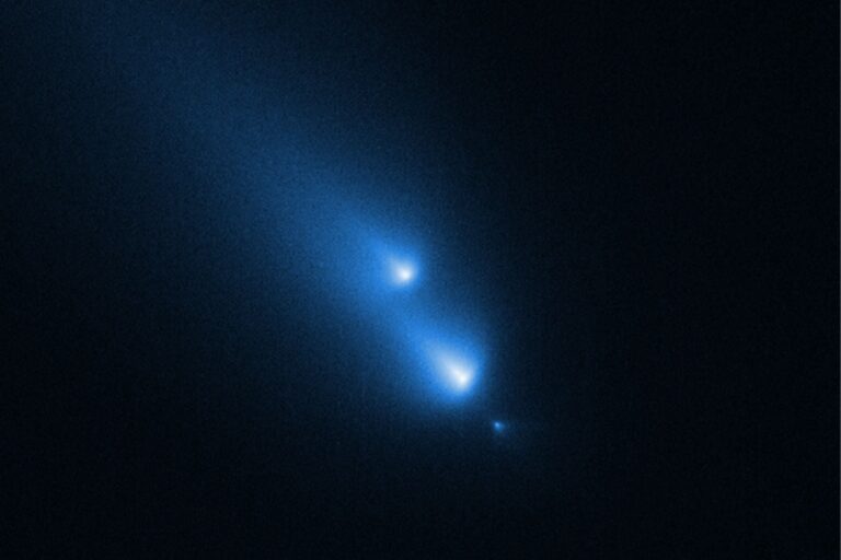 Ilustración de un cometa brillante surcando el cielo nocturno junto a la Luna.