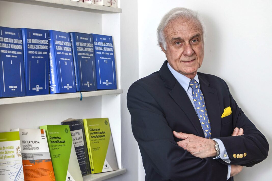 Abogados analizando documentos de un contrato de comodato sobre un escritorio.