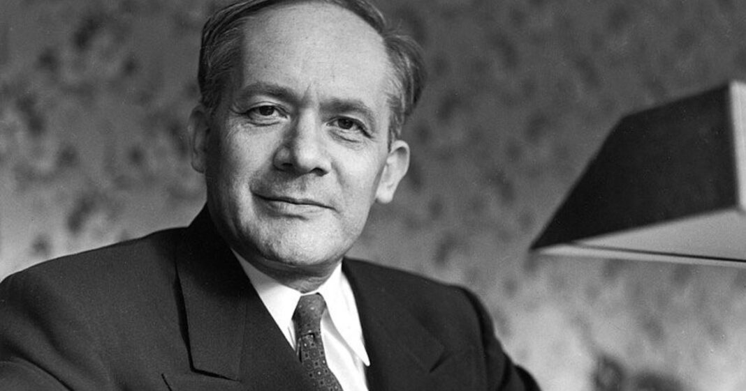 Libros de leyes sobre una mesa, simbolizando el análisis jurídico.