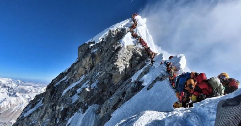 Vista del Monte Everest con una superposición conceptual de fósiles marinos en primer plano.