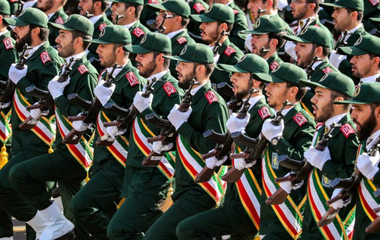 Símbolo de la Guardia Revolucionaria de Irán junto a bandera argentina, representando la decisión del gobierno.