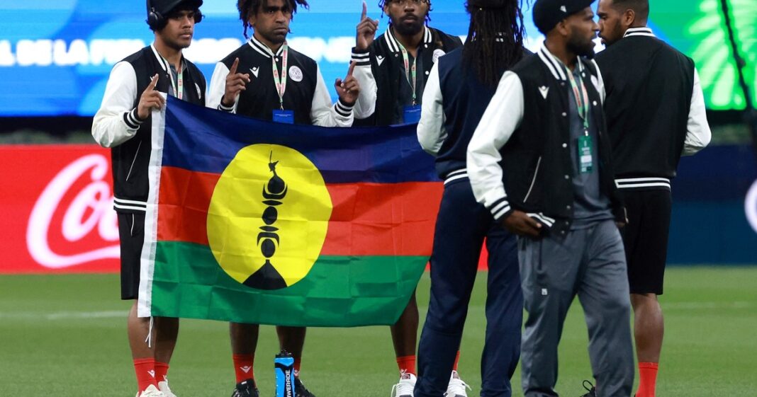 Ilustración de un balón de fútbol sobre un mapa con las banderas de Nueva Caledonia y Jamaica.