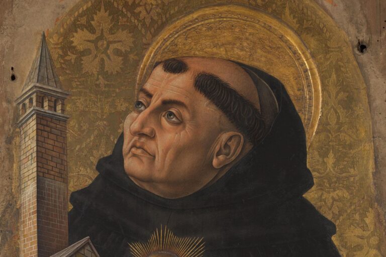 Representación de Santo Tomás de Aquino con un libro, símbolo de su obra filosófica y teológica.