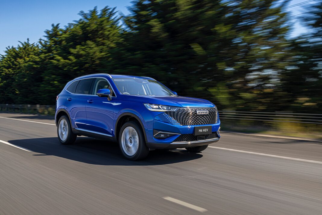 Vehículo de marca china en una calle argentina, representando el crecimiento de estas marcas en el mercado local.