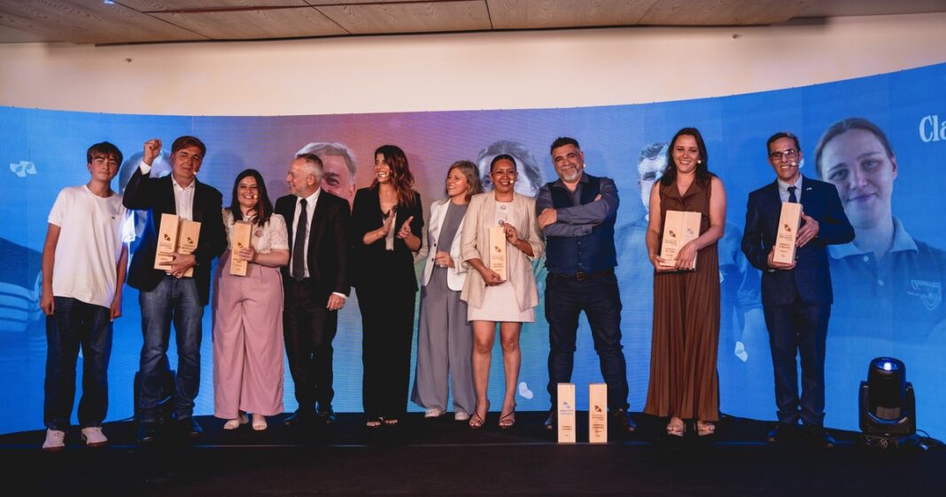 Ilustración de un docente en un aula, símbolo del premio Docentes que Inspiran