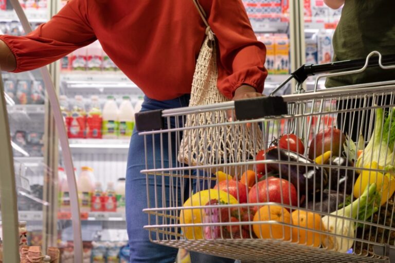 Estanterías de un supermercado vacío durante un feriado nacional