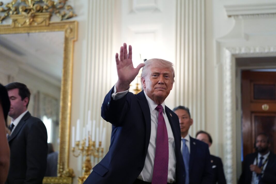 Mapa de la región de Medio Oriente con iconos de diplomacia y navegación.