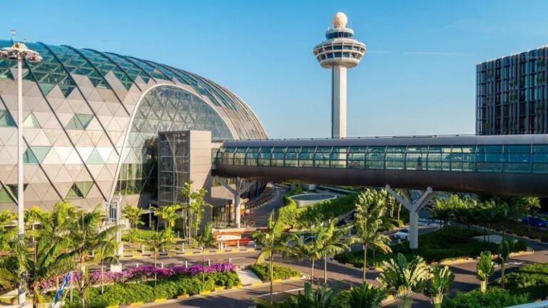 Interior del Aeropuerto Changi de Singapur con cascada Jewel Rain Vortex y vegetación
