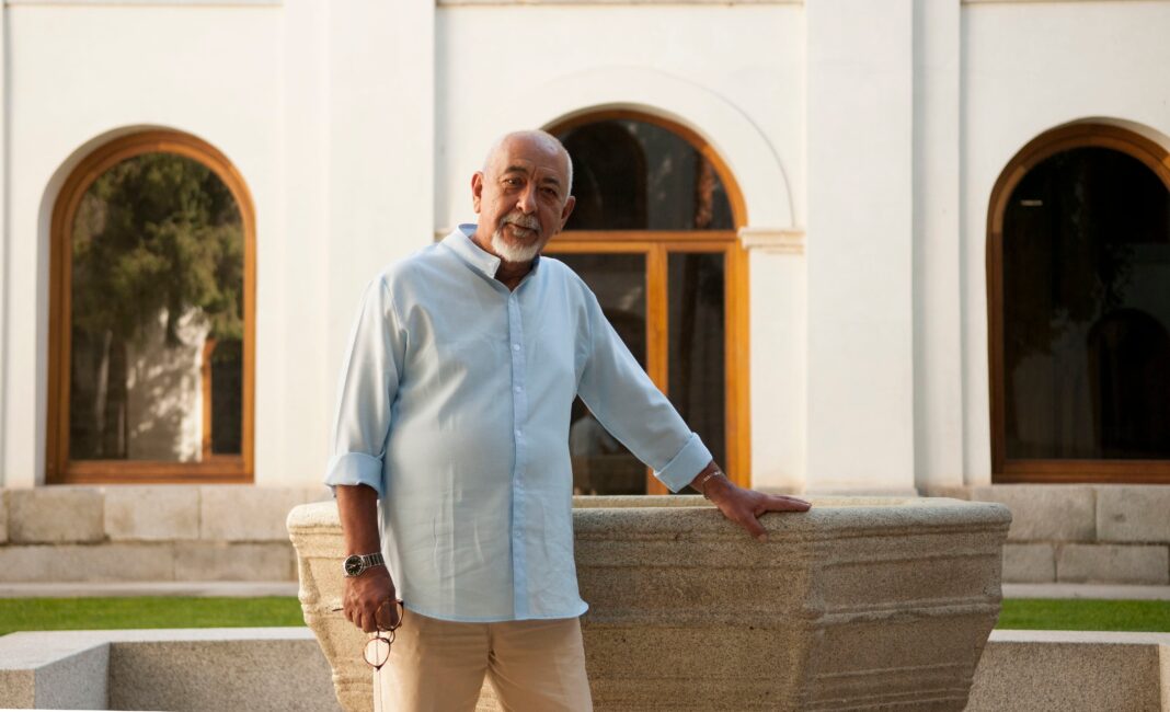 Feria del Libro 2026, sala de exposiciones con público y stands