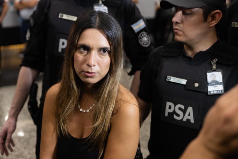 Agostina Páez arriba al Aeroparque Jorge Newbery tras su regreso de Brasil
