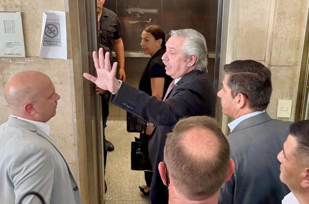 Alberto Fernández ingresa a los tribunales de Comodoro Py para la audiencia en la Cámara de Casación.