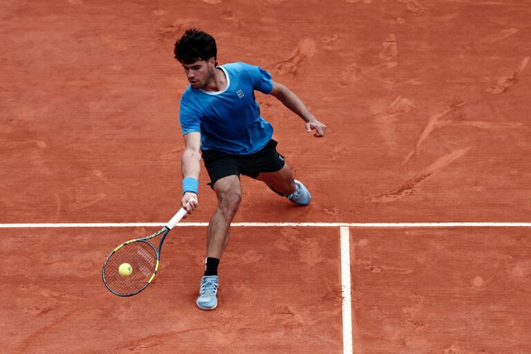 Carlos Alcaraz y Jannik Sinner en acción durante sus partidos en el Masters 1000 de Montecarlo.