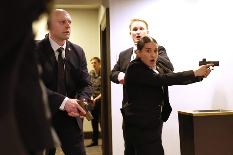 Personas evacuando un hotel en Washington durante un incidente de seguridad