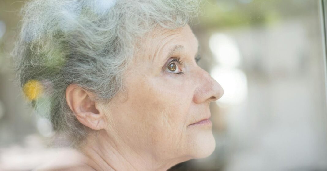 Ilustración conceptual sobre el Alzheimer mostrando apoyo entre un paciente y su cuidador.