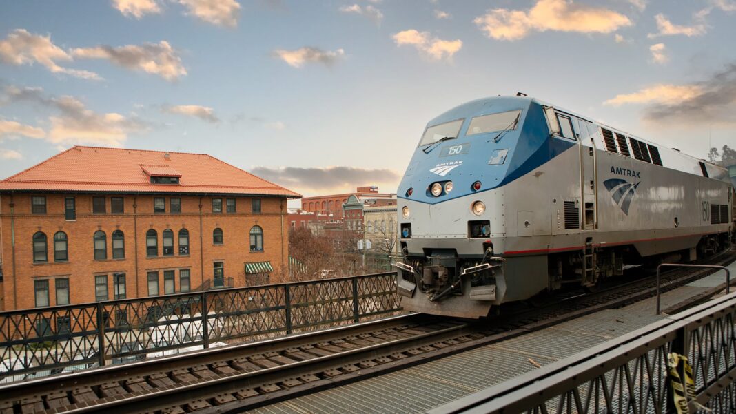 Tren de Amtrak recorriendo un paisaje otoñal en Estados Unidos
