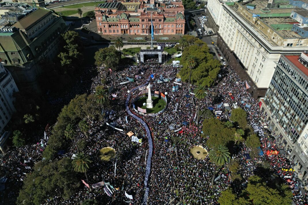 Vista aérea de una multitud congregada en la Plaza de Mayo durante la movilización del 24 de marzo.