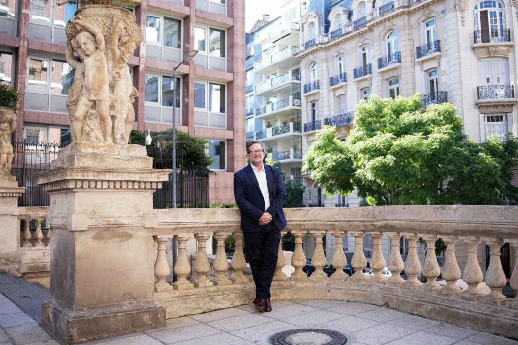 Mapa de Medio Oriente con banderas de Estados Unidos e Irán, ilustrando el análisis geopolítico.