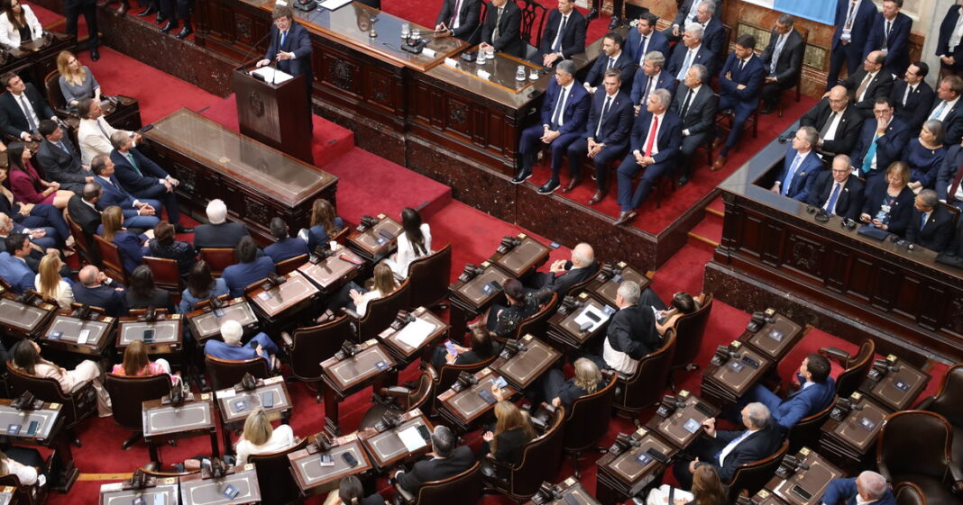Mapa de la Argentina con iconos representando diferentes sectores productivos como minería, agroindustria y forestal.