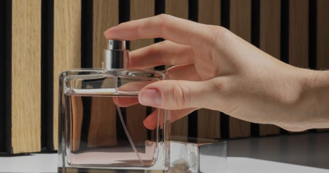 Ilustración de un frasco de perfume con el sello de prohibición de la ANMAT.