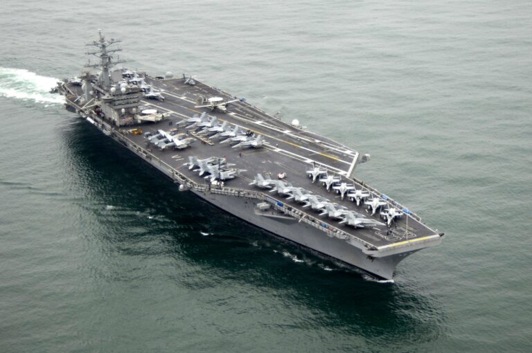 Portaaviones USS Nimitz navegando en el mar, con aviones en su cubierta.