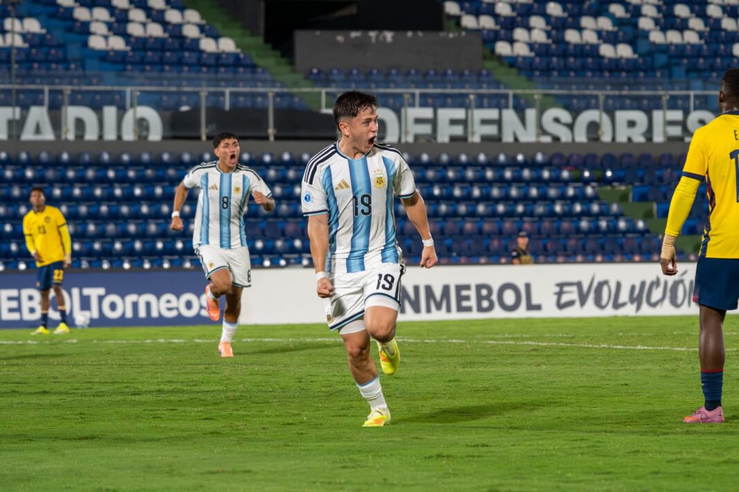 Jugadores de la Selección Argentina Sub 17 celebran un gol ante Ecuador en el Sudamericano de Paraguay.