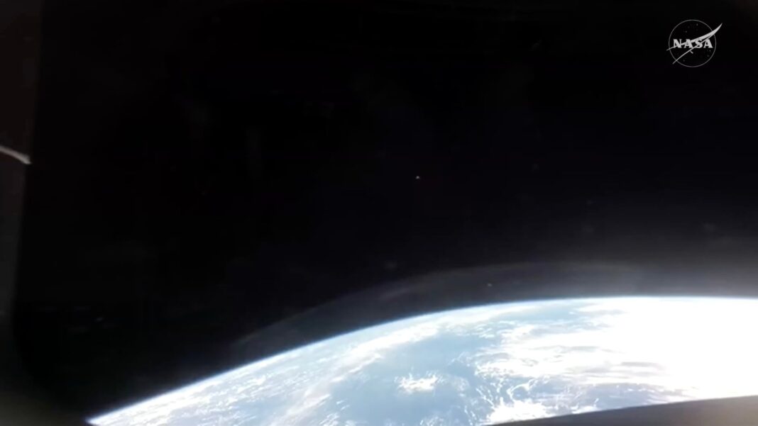 Ilustración de la cápsula Orión de la NASA durante el reingreso a la atmósfera terrestre.