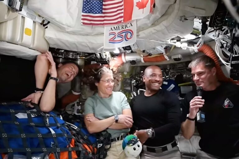 Ilustración de la cápsula Orión de la NASA en el espacio, cerca de la Luna, durante la misión Artemis II.