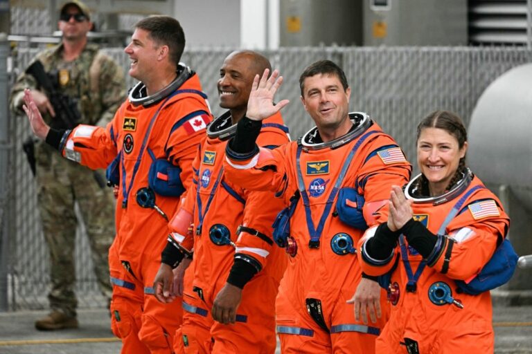 Retrato oficial de los cuatro astronautas de la misión Artemis II de la NASA posando con sus trajes de vuelo.