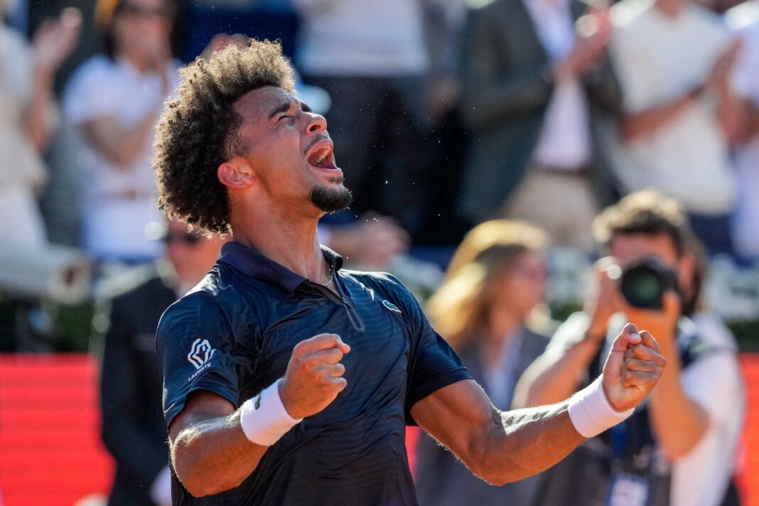 Arthur Fils celebra con el trofeo del ATP 500 de Barcelona en la pista de tenis.