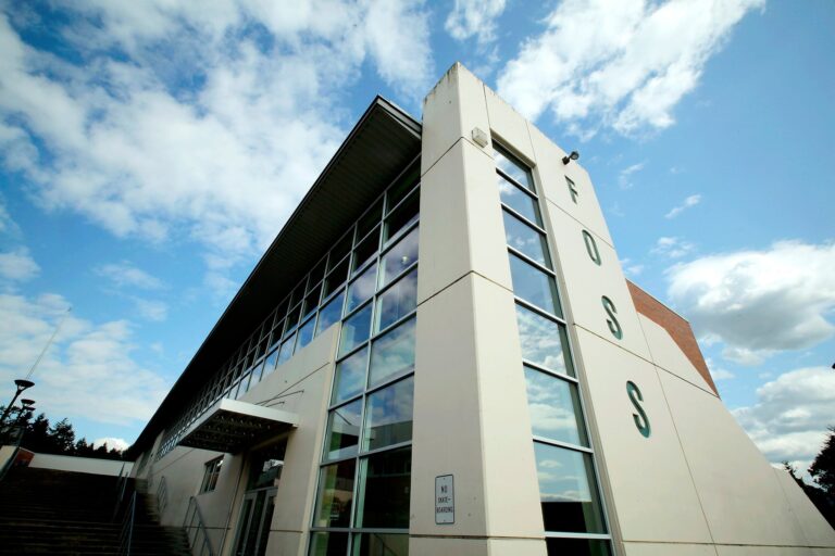 Escuela secundaria Foss en Tacoma, Washington, lugar del ataque con cuchillo
