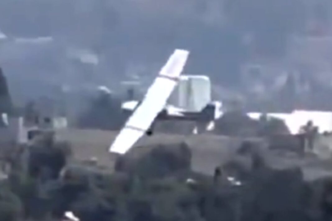 Ilustración de una avioneta en vuelo sobre un campo, representando el accidente ocurrido en Puebla, México.