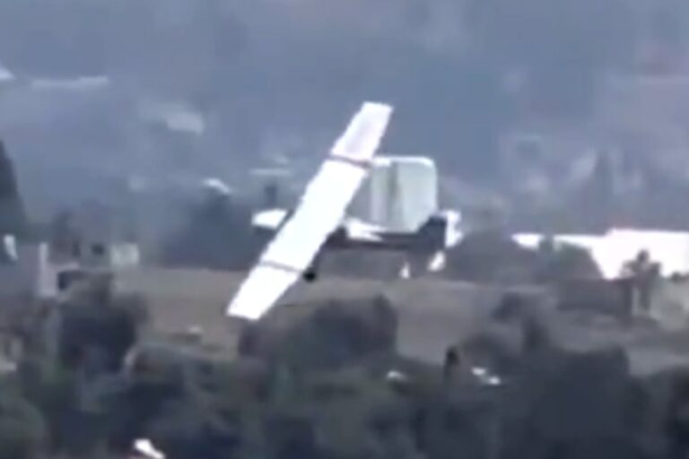 Ilustración de una avioneta en vuelo sobre un campo, representando el accidente ocurrido en Puebla, México.