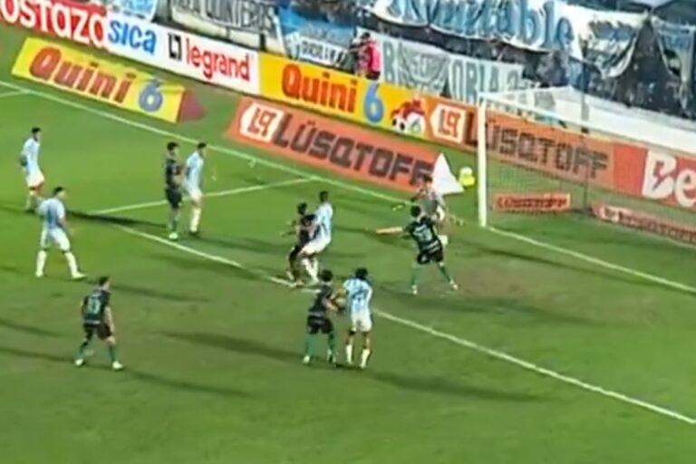 Jugadores de Banfield celebrando el gol de Neyder Moreno ante Atlético Tucumán