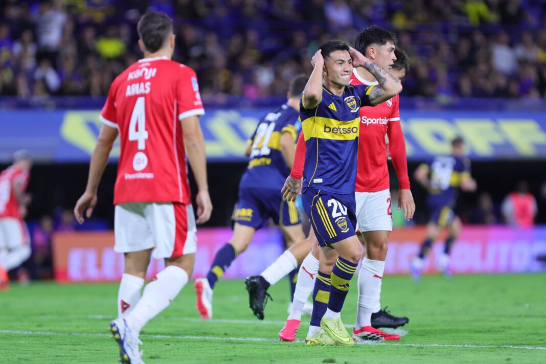 Jugadores de Boca Juniors e Independiente durante el partido en La Bombonera que finalizó 1-1.