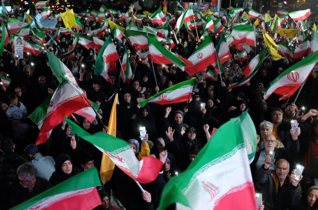 Mapa mundial con iconos de comercio y recursos, ilustrando interdependencias económicas globales.