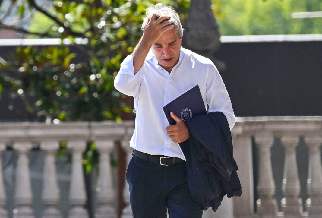 Persona mayor siendo atendida por un profesional de la salud, representando la cobertura del PAMI.