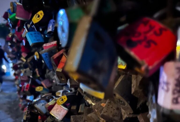 Candados de amor en una baranda de puente
