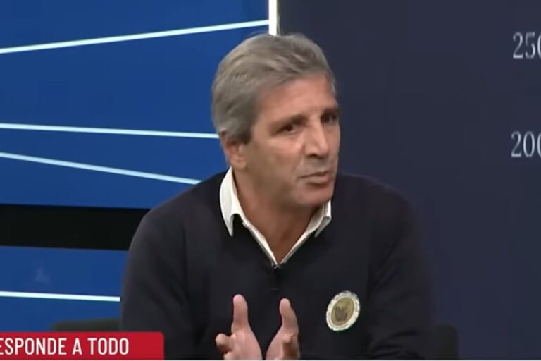 El ministro de Economía Luis Caputo durante una conferencia de prensa.
