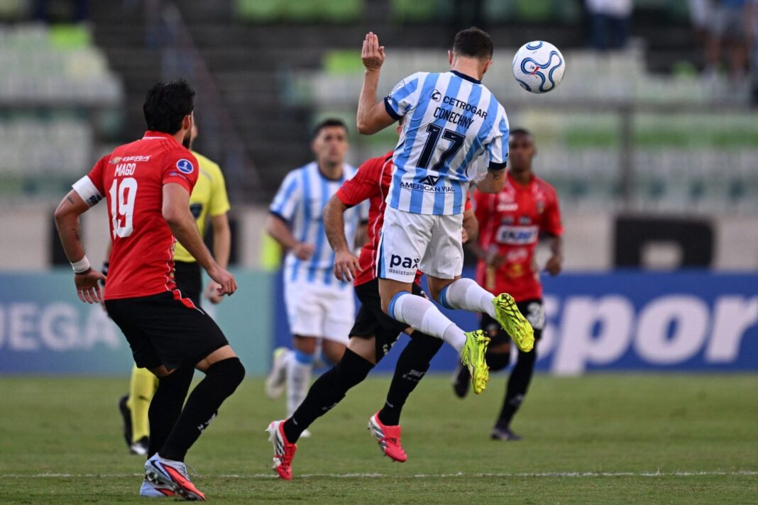 Jugadores de Racing Club celebrando el gol de Tomás Pérez ante Caracas