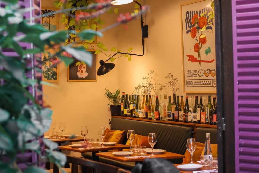 Fachada de la casona de estilo inglés que alberga el restaurante Casa Beza en Belgrano, con su característico jardín y parrilla.