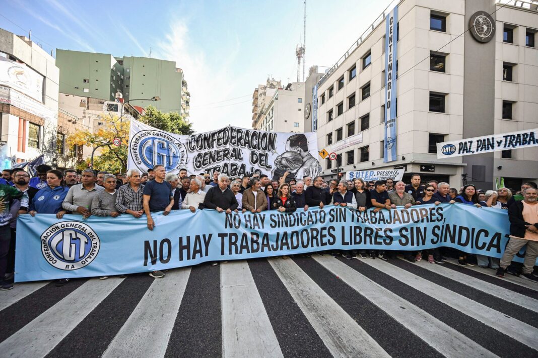 Participantes en una movilización sindical de la CGT en una calle de Buenos Aires.