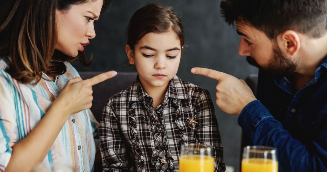 Psicóloga Sofía Lewicki conversando sobre crianza respetuosa y límites con niños.