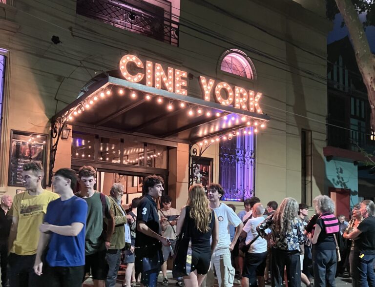 Fachada del histórico Cine York en la calle Alberdi, Olivos, con personas formando fila para ingresar.